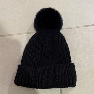 Steve Madden Black Knit Beanie with Pom Pom NWOT cozy o/s whimsical elegant